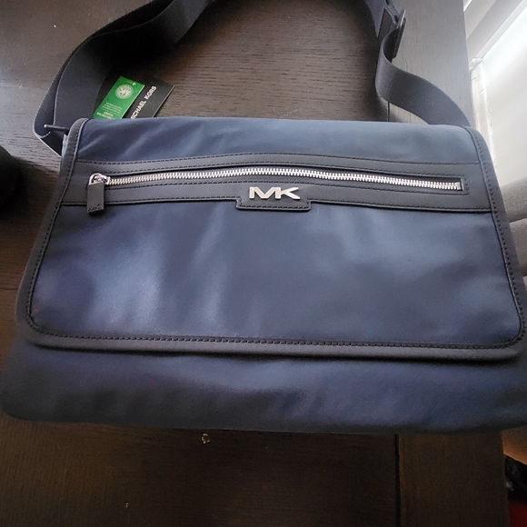 MK mens messenger bag - Picture 3 of 3